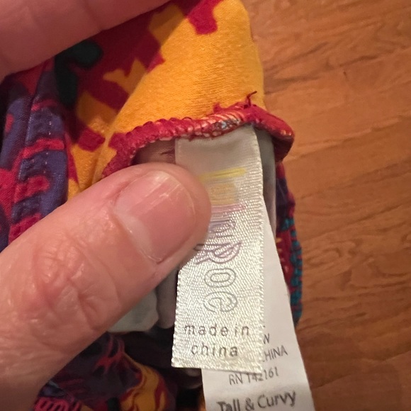 LulaRoe Tall & Curvy leggings FUN summer print New - Picture 4 of 4